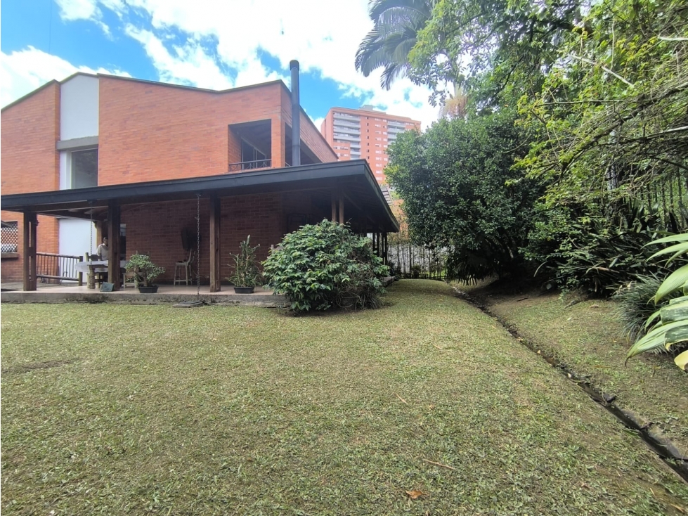 Espectacular casa con patio, esto es muy escaso en Envigado