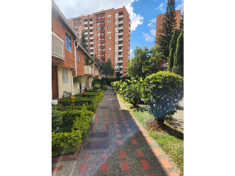 CASA EN PRIMER PISO DE VENTA EN SABANETA CASI PLANO — foto 2