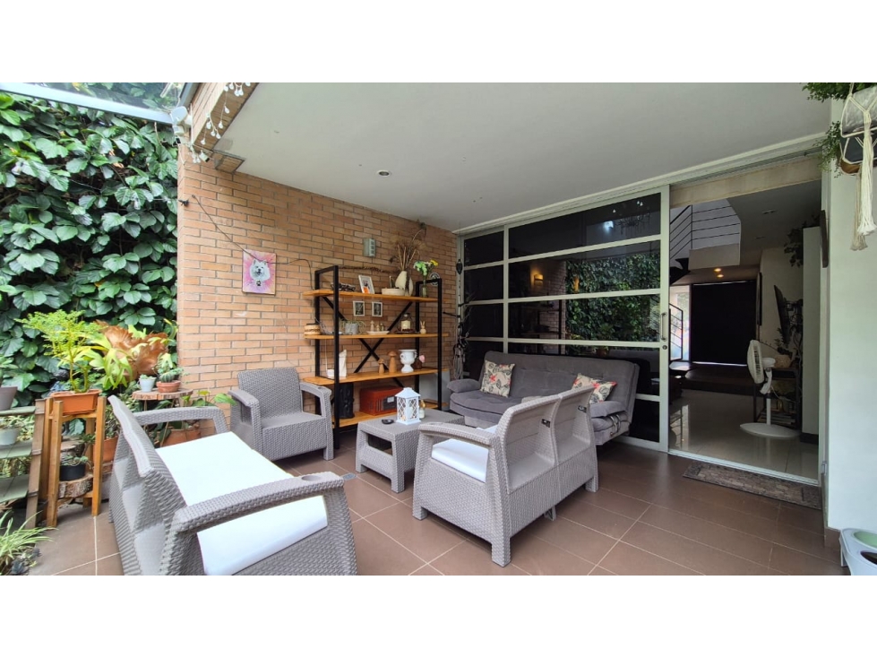 Espectacular casa- amplio jardín en la Loma del Atravesado, Envigado. — foto 2