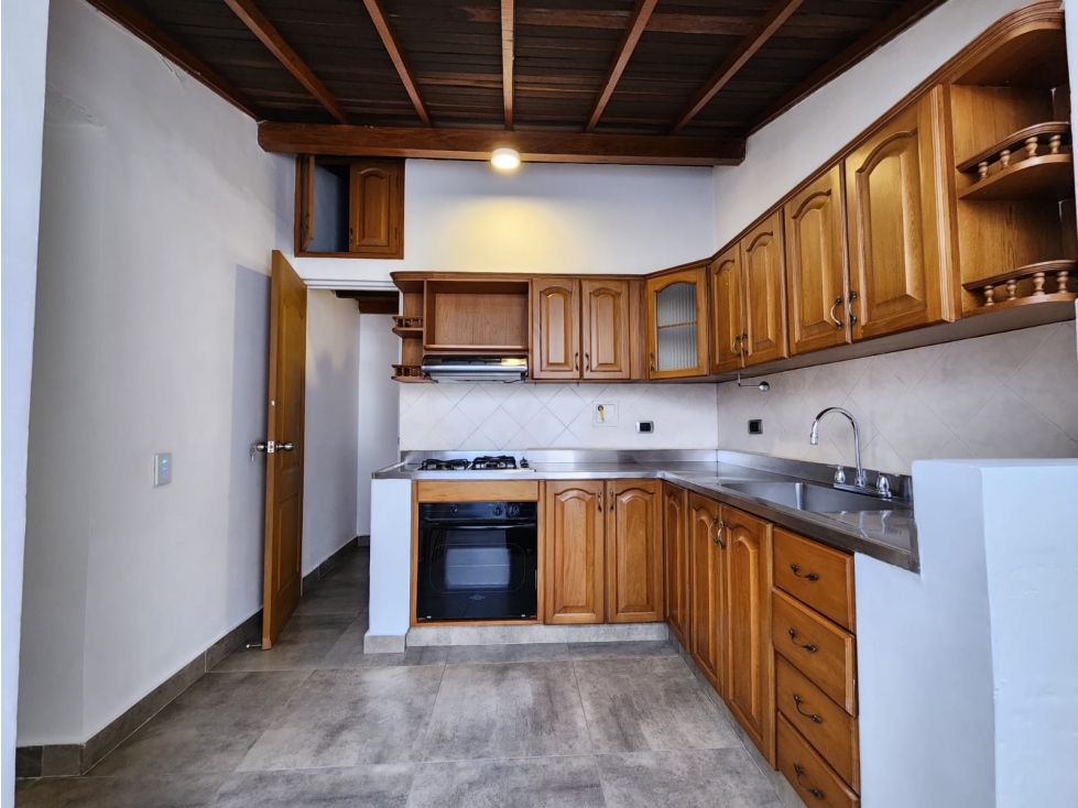 CASA EN PRIMER PISO DE VENTA EN SABANETA CASI PLANO — foto 3