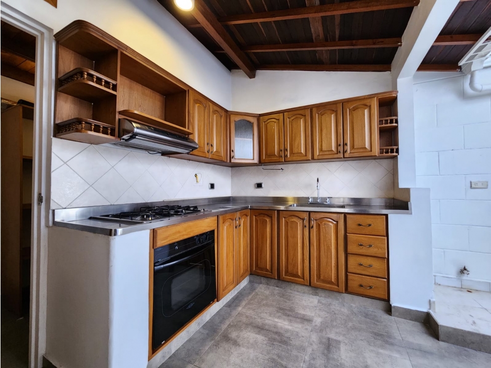 CASA EN PRIMER PISO DE VENTA EN SABANETA CASI PLANO — foto 4