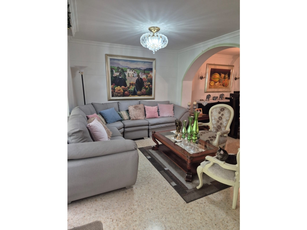 Venta de casa de 3 niveles en el Poblado sector Castropol — foto 2