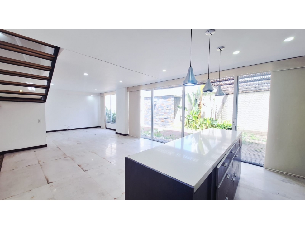 CASA UNIFAMILIAR CON ESTILO Y ESPACIOS ABIERTOS- EN RIONEGRO — foto 3