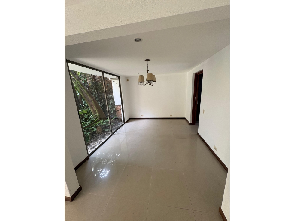 CASA CERCA A TERRACINA ENVIGADO- LOMA DEL CHOCHO, CON JARDÍN AMPLIO — foto 2