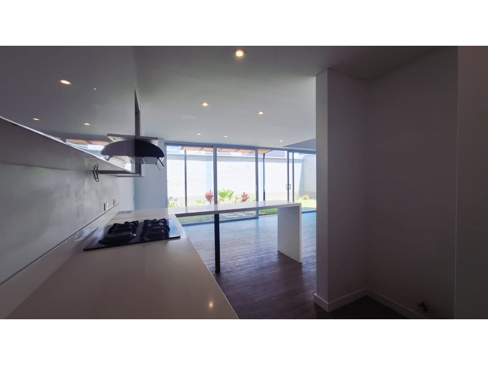 CASA UNIFAMILIAR CON ESTILO Y DISEÑOS DE AMBIENTES ABIERTOS -RIONEGRO — foto 4