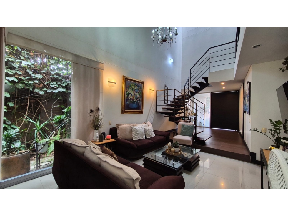 Espectacular casa- amplio jardín en la Loma del Atravesado, Envigado. — foto 3