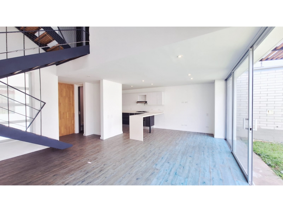 CASA UNIFAMILIAR CON ESTILO Y DISEÑOS DE AMBIENTES ABIERTOS -RIONEGRO — foto 3