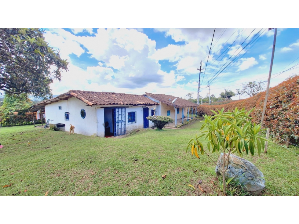 Venta de lote con 2 casa y 1 apartaestudio en Llano Grande