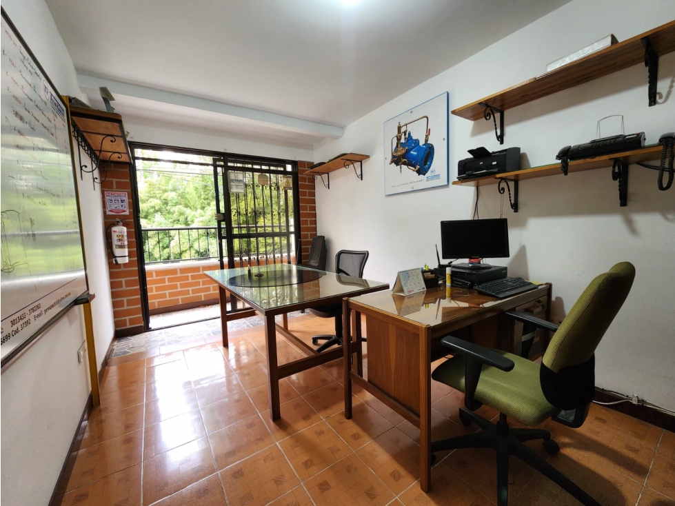 CASA UNIFAMILIAR EN SABANETA, SECTOR PLANO, NO PAGA ADMINISTRACIÓN 
