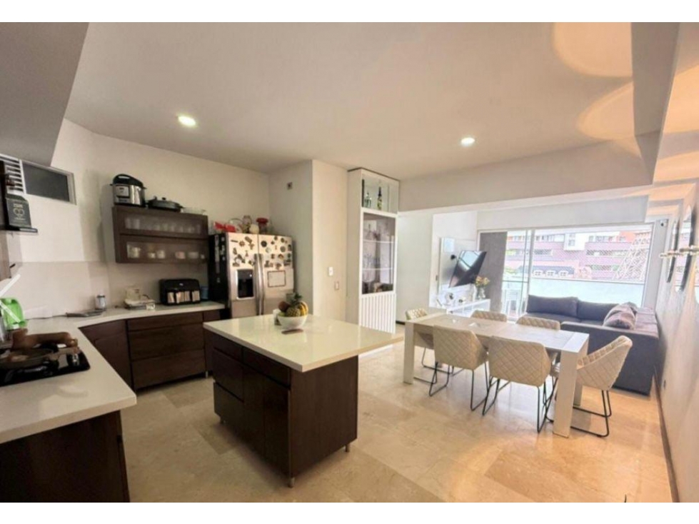 EN VENTA, BIEN UBICADO Y LUJOSO EN SABANETA- ALTO DE LAS FLORES