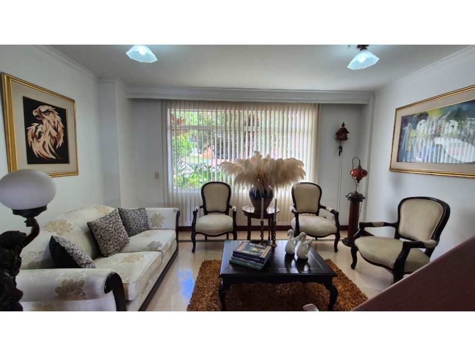 Vendo amplia casa familiar con jardín en La Abadía, Envigado. — foto 3