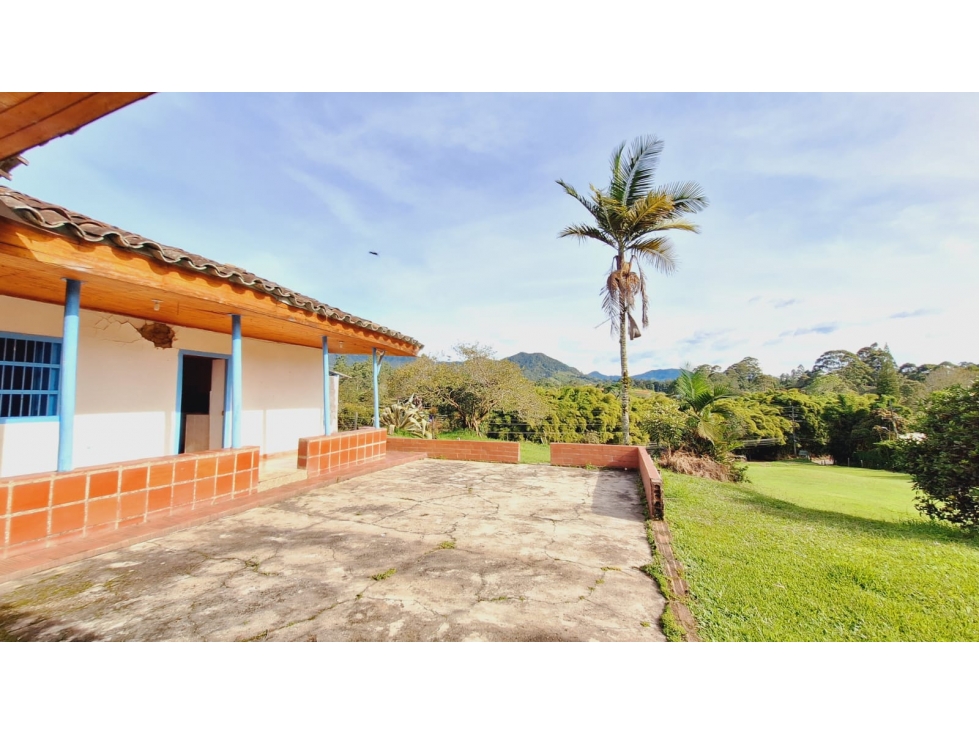 Venta de lote con casa Campestre Antigua en el Carmen de Viboral