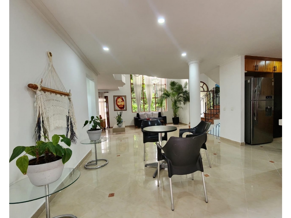 IMPONENTE CASA EN SABANETA CON BALCONES EN SU INTERIOR — foto 6