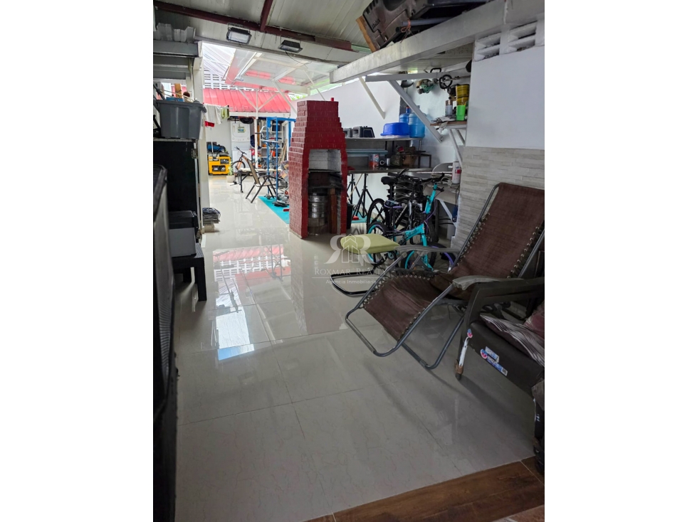 Casa en esquina en Chanis con paneles solares y anexo independiente — foto 5