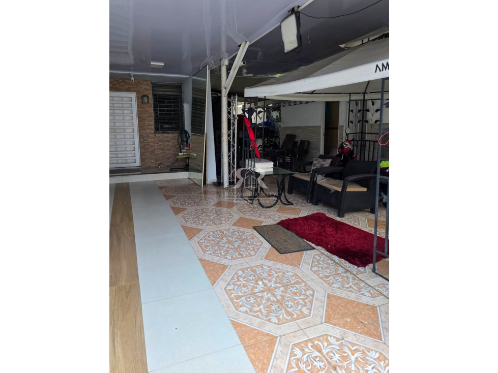 Casa en esquina en Chanis con paneles solares y anexo independiente — foto 3
