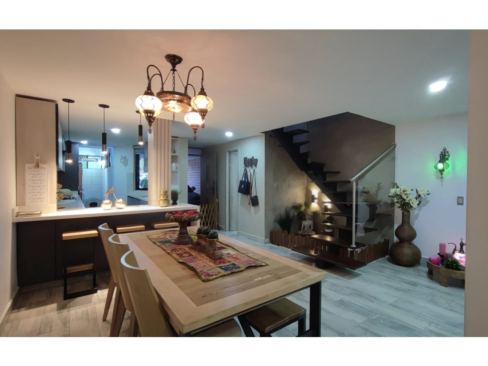 Casa en venta en La Loma del Esmeraldal, Envigado | Moderna, iluminada