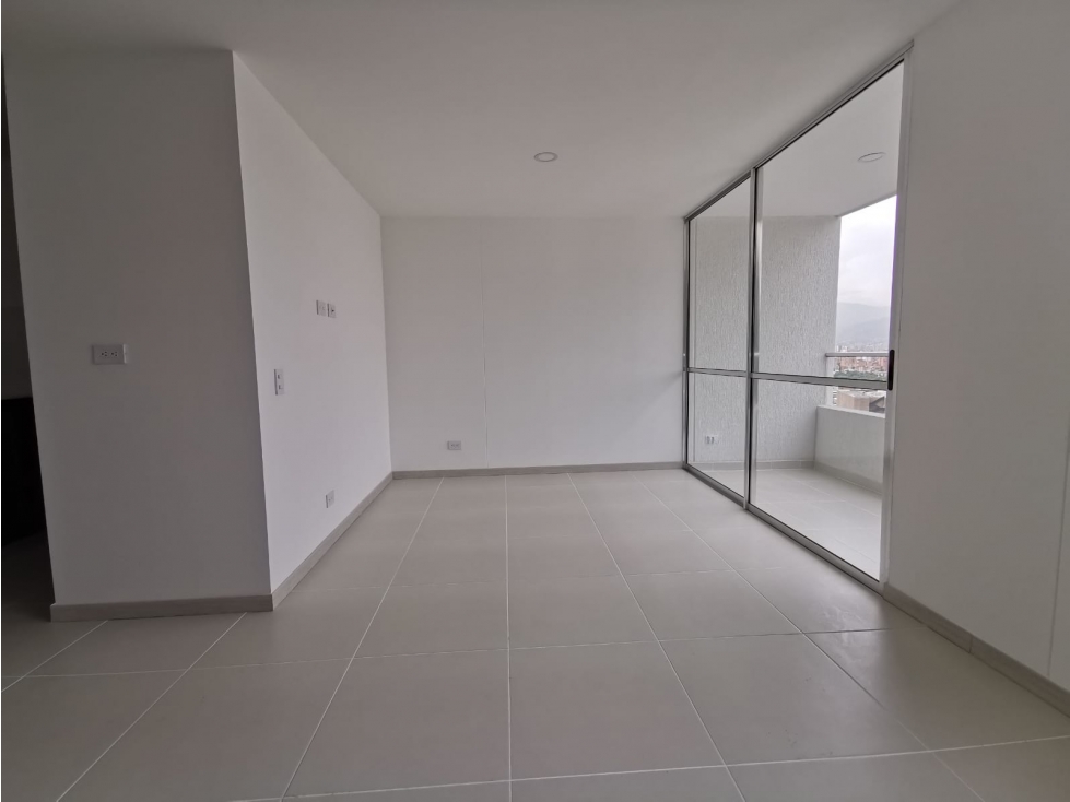Venta apartamento San Diego parte baja en Metropolitan piso alto