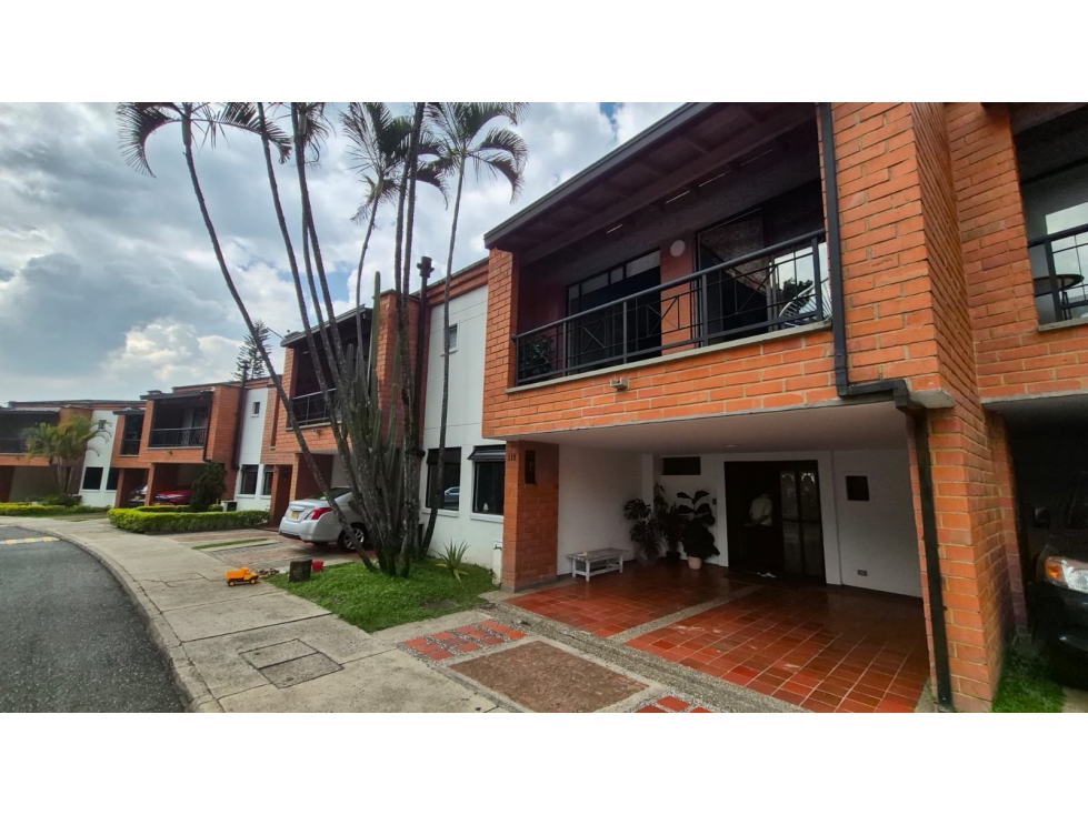 casa para la venta en zona tranquila de envigado en unidad cerrada