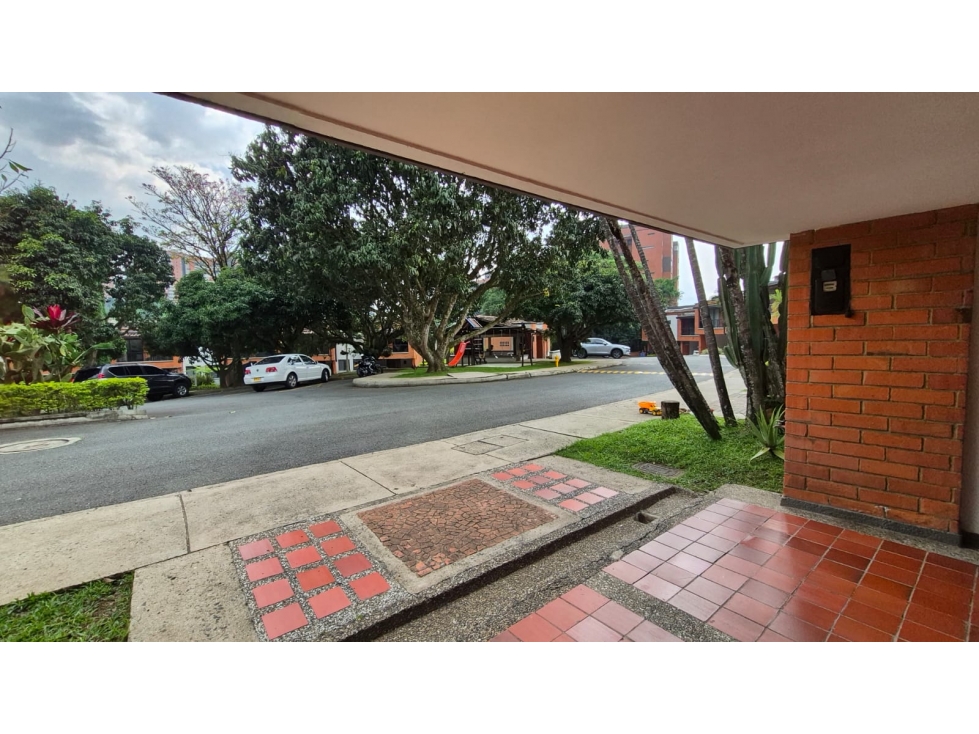 casa para la venta en zona tranquila de envigado en unidad cerrada — foto 2