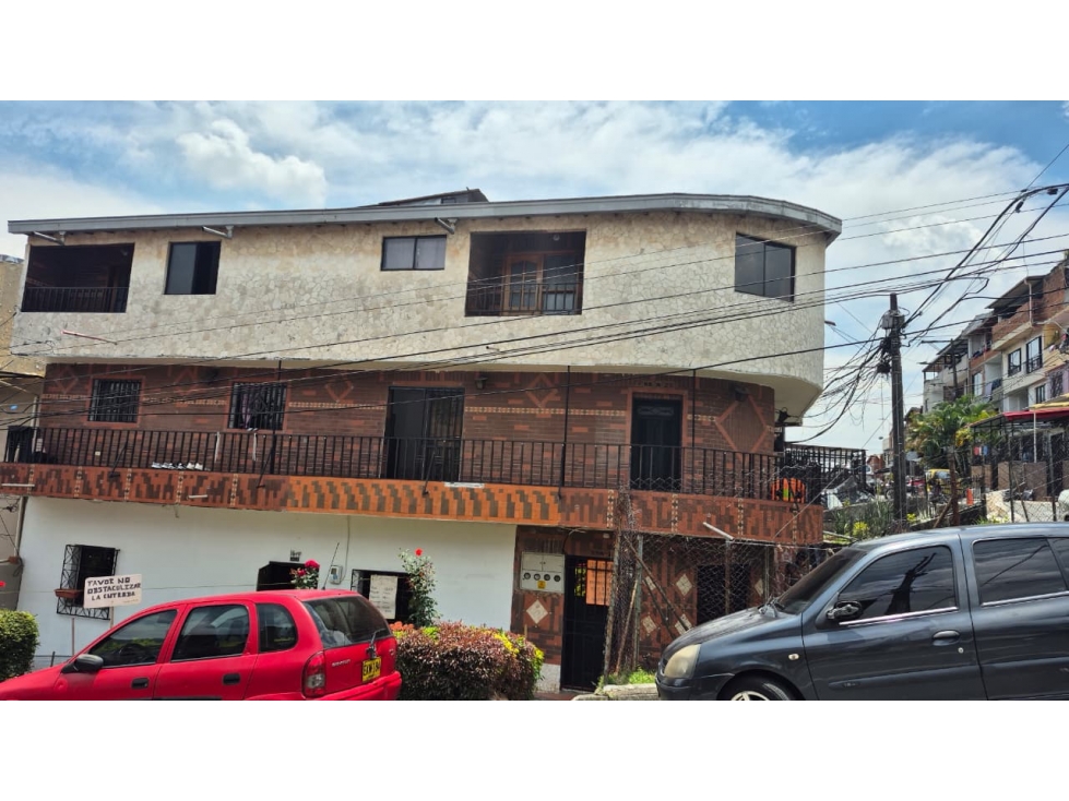 disponible para la venta una casa esquina de tres niveles en Castilla — foto 2