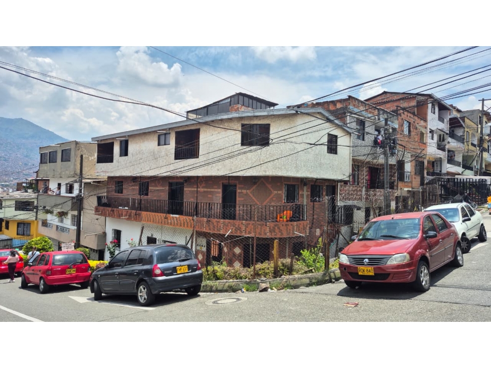 disponible para la venta una casa esquina de tres niveles en Castilla — foto 3