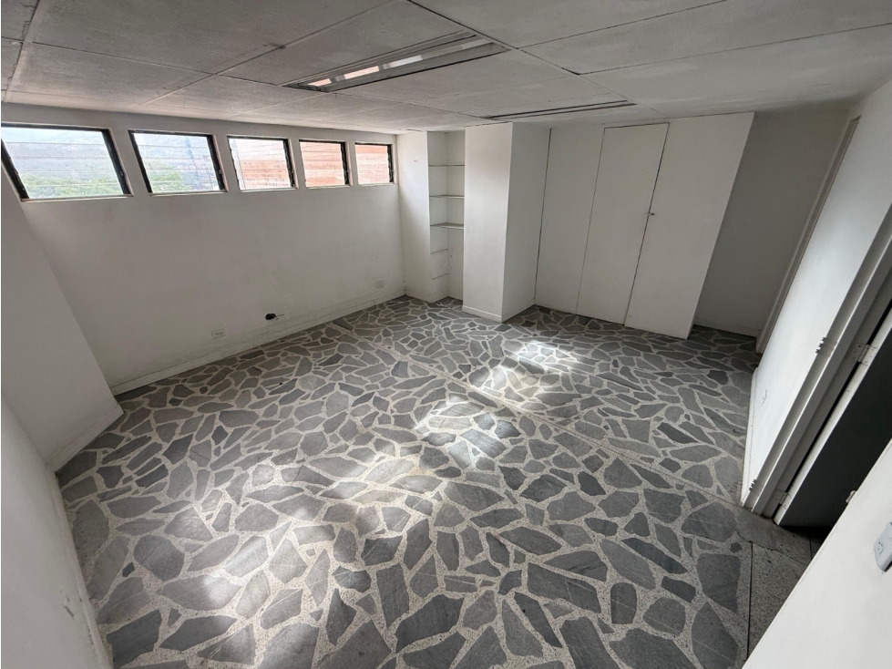 local comercial con parqueadero privado — foto 3