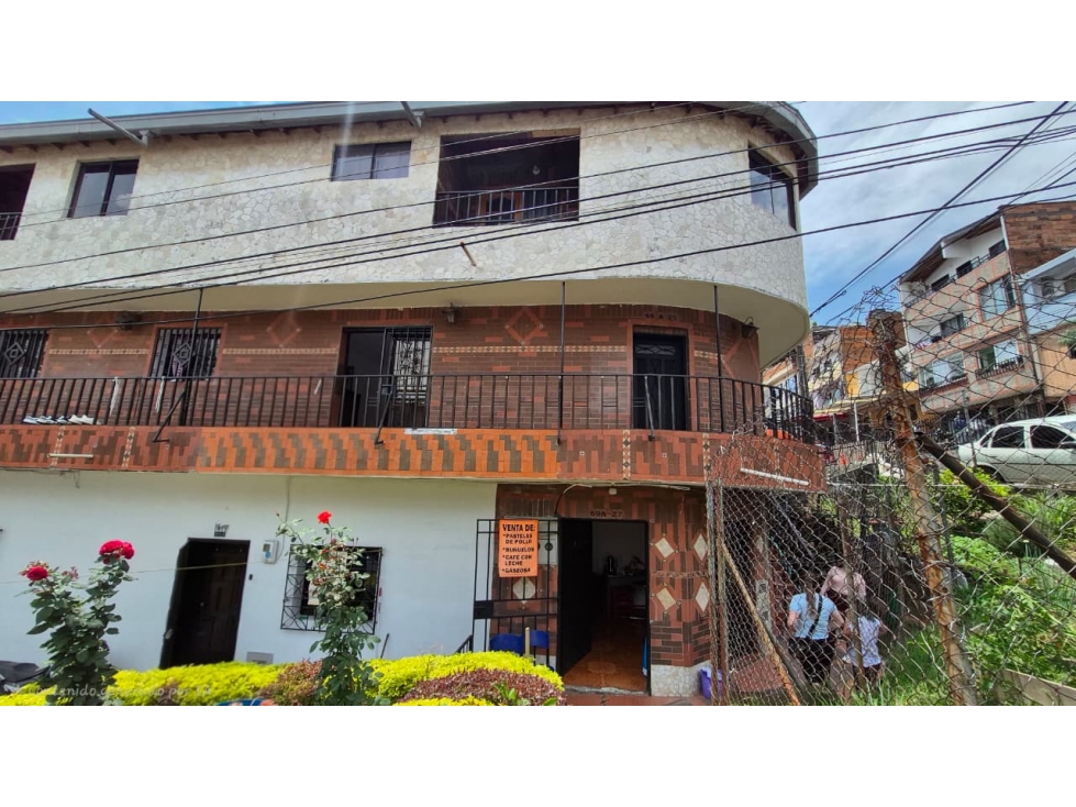 disponible para la venta una casa esquina de tres niveles en Castilla