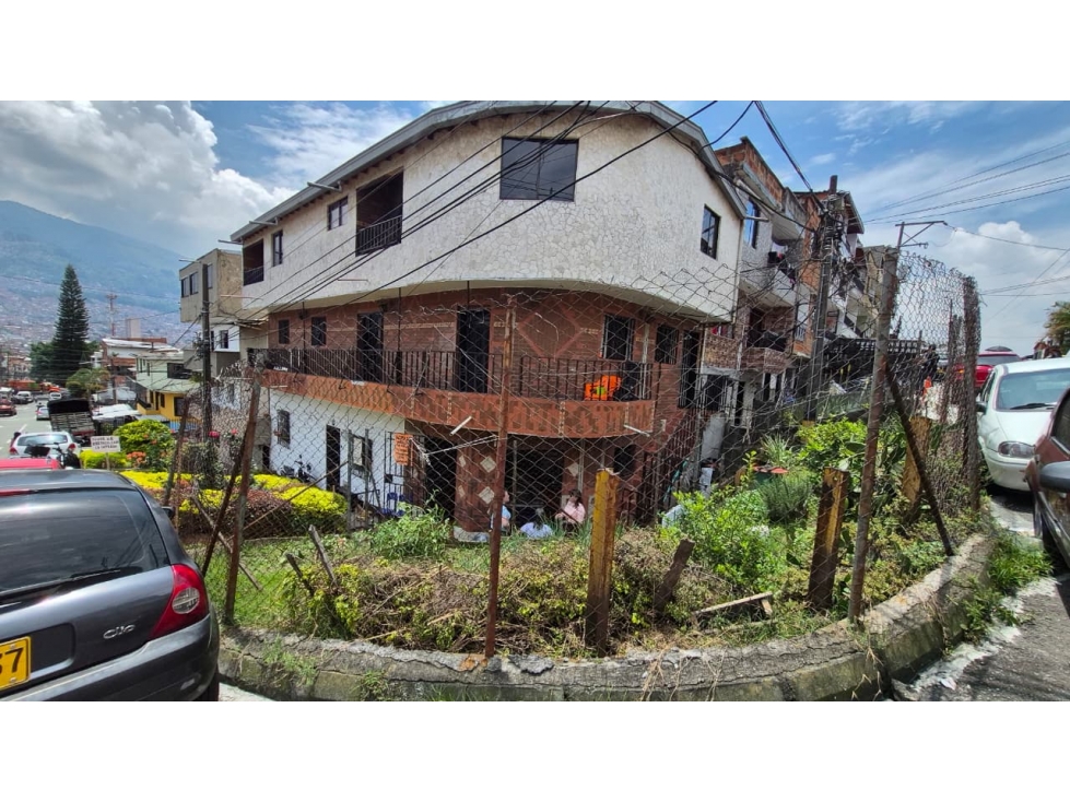 disponible para la venta una casa esquina de tres niveles en Castilla — foto 4