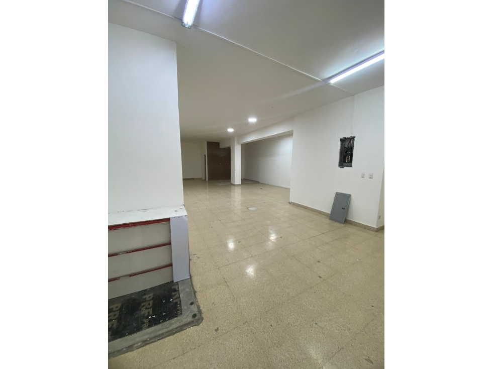 Alquiler de Local Comercial en la Av. Manuel Espinoza Batista — foto 3