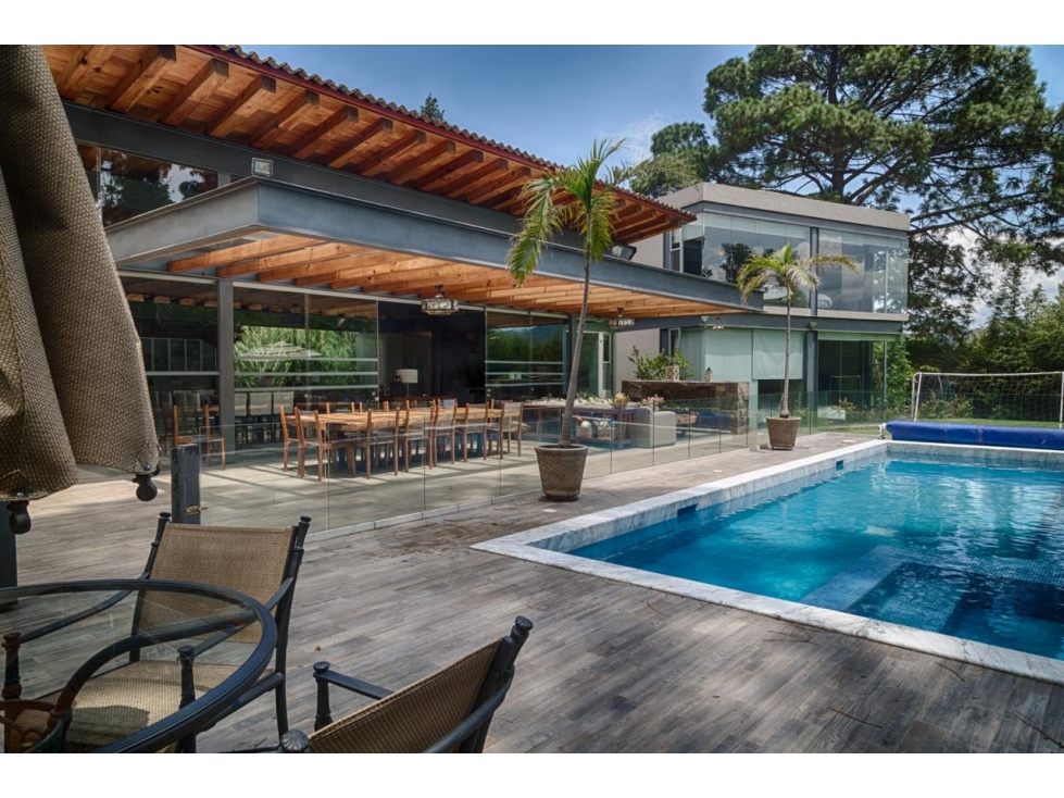 CASA EN VENTA DENTRO DE CLUB DE GOLF