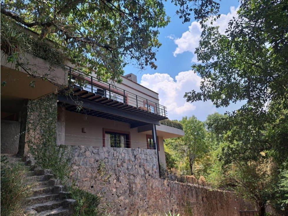 CASA EN VENTA CON VISTA PARCIAL AL LAGO VALLE DE BRAVO
