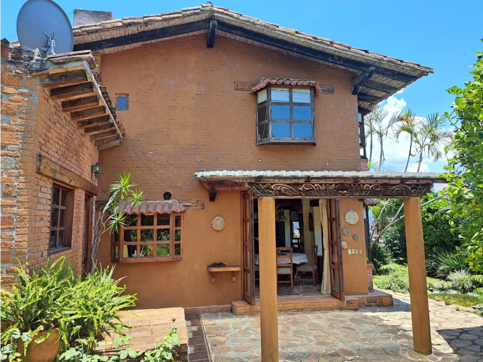 CASA EN VENTA EN EL CENTRO DE VALLE DE BRAVO CON VISTA PARCIAL AL LAGO