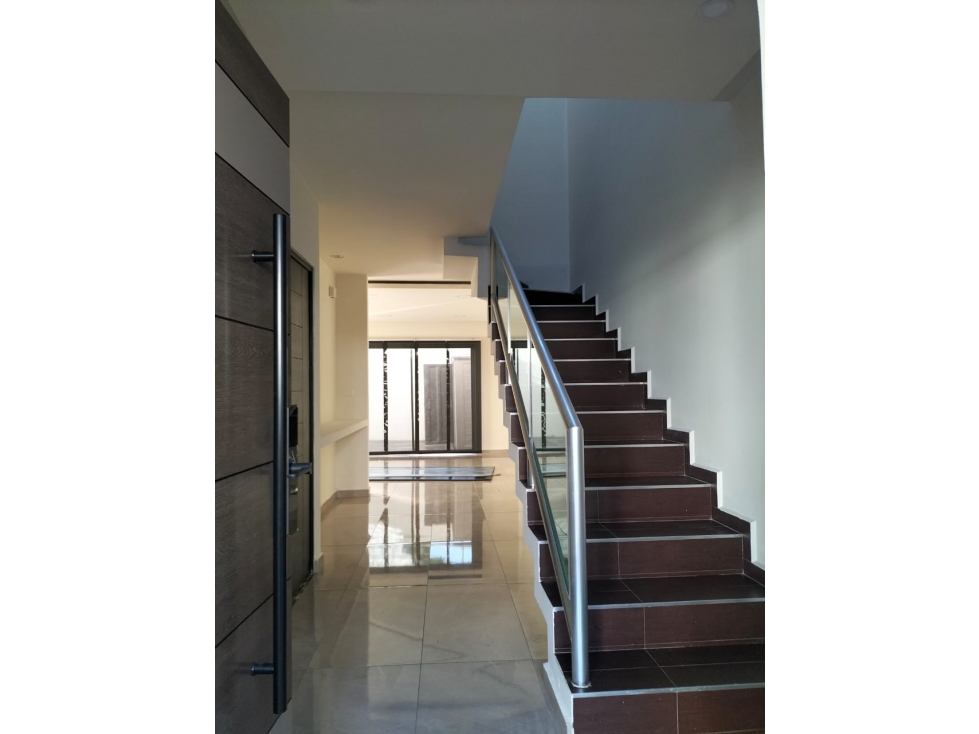 CASA EN RENTA EN ZONA COUNTRY EN FRACCIONAMIENTO CON ALBERCA — foto 2