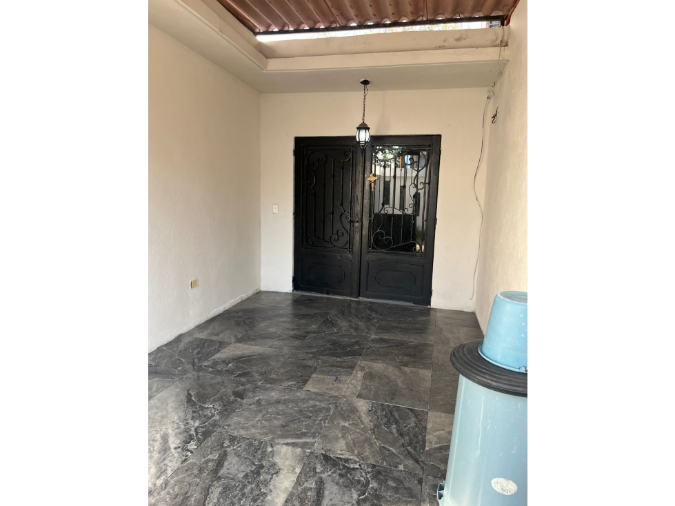 Casa semi amueblada en renta, en Privada zona el Cedro, Villahermosa.