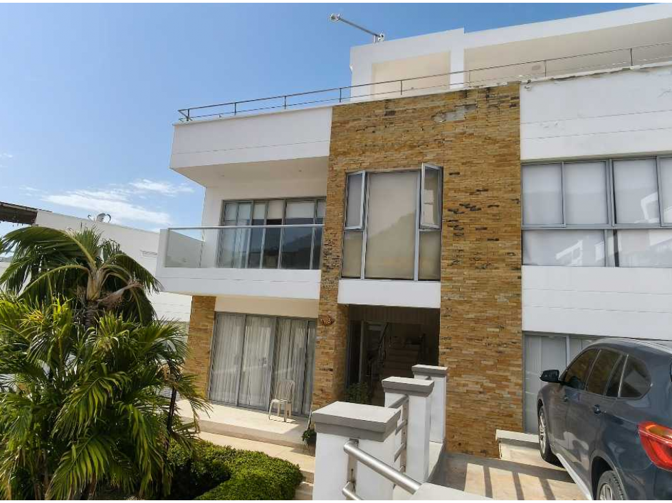 Amplia Casa en conjunto cerrado con vista al mar - 005