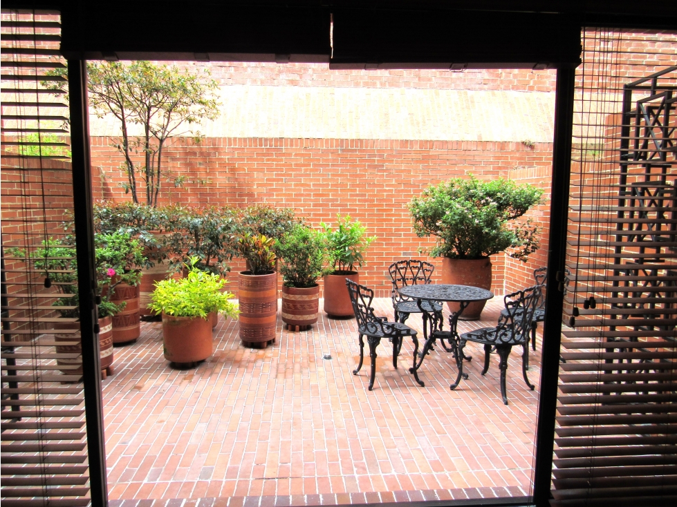 Excelente apartamento en arriendo amoblado en Chico con terraza