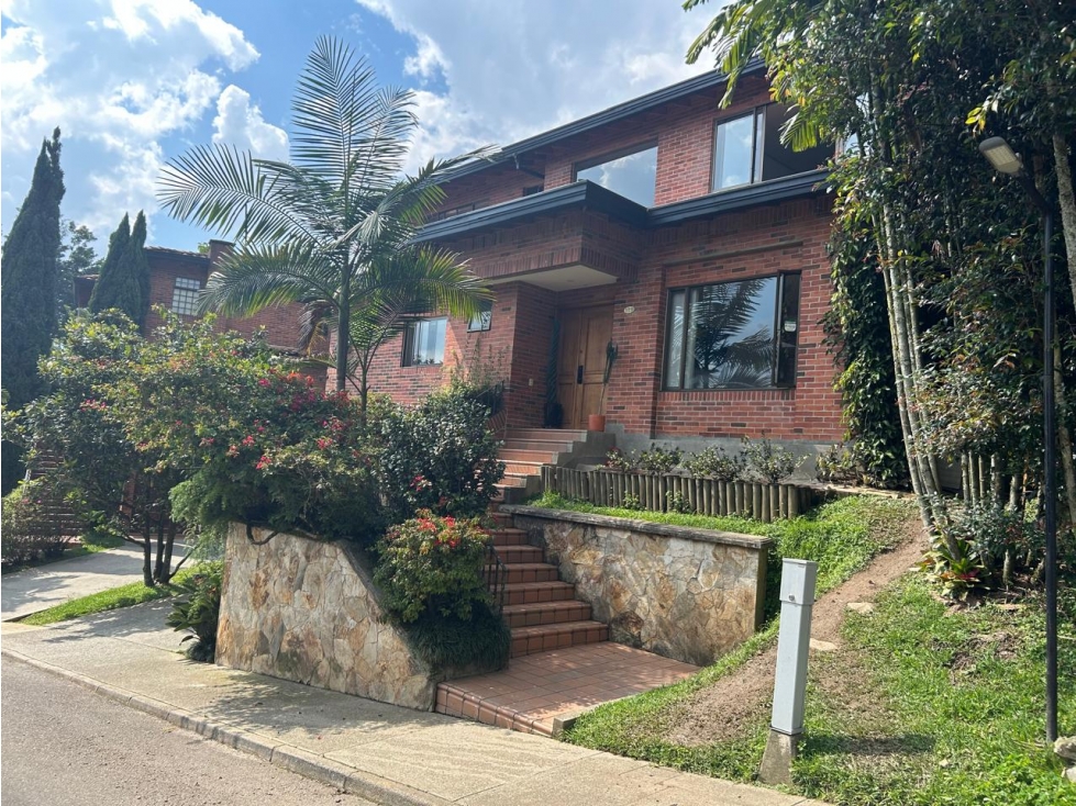 Casa con jardín y lote | Cerca al Intercontinental, Poblado