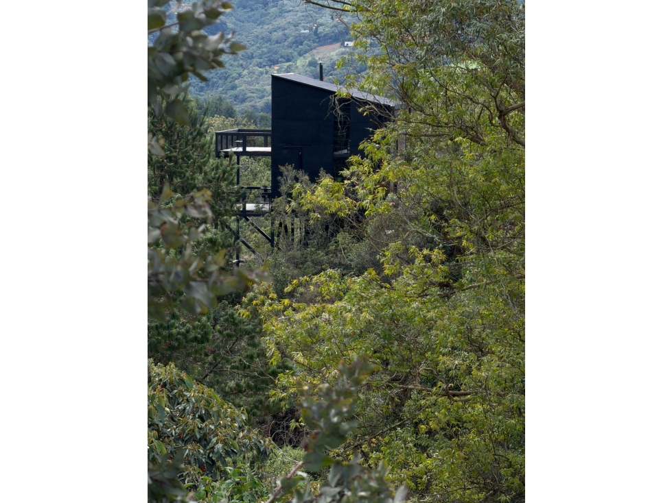 Casa en venta en Guarne: 3.000 m² de bosque protegido y vista natural — foto 2