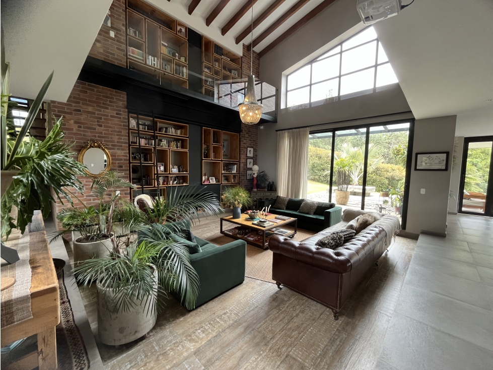 Casa en venta en Alto de las Palmas, con oficina, vivero y gimnasio