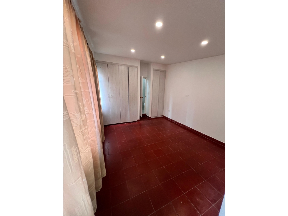 VENDO CASA MEDIANERA EN BARRIO CARMENZA ROCHA — foto 5