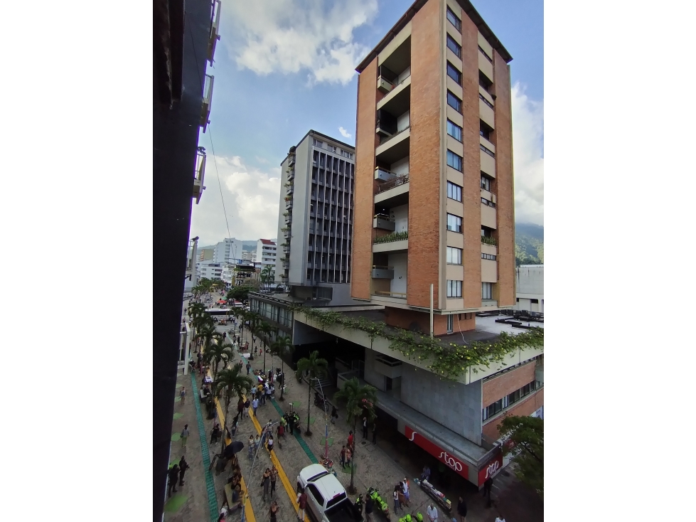 VENDO OFICINA 4 PISO CON BALCON , SECTOR CENTRO, ASCENSOR PROYECTADO - 2