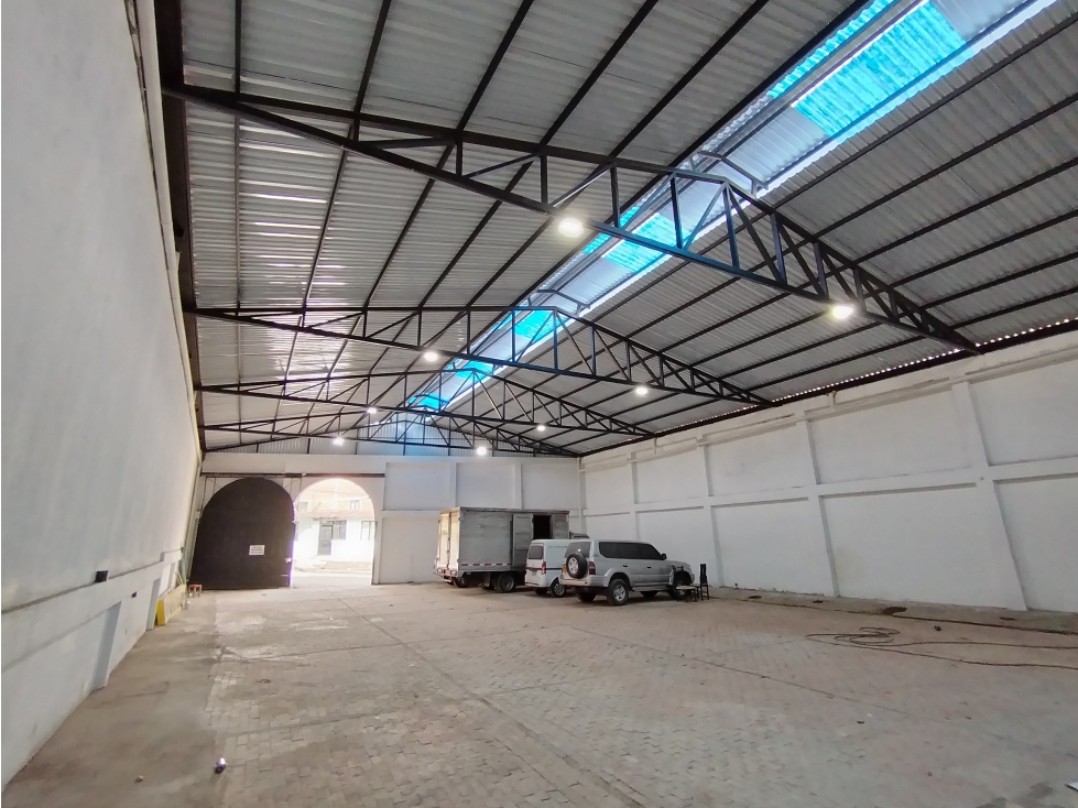 ARRIENDO AMPLIA BODEGA SECTOR SALADO - 3