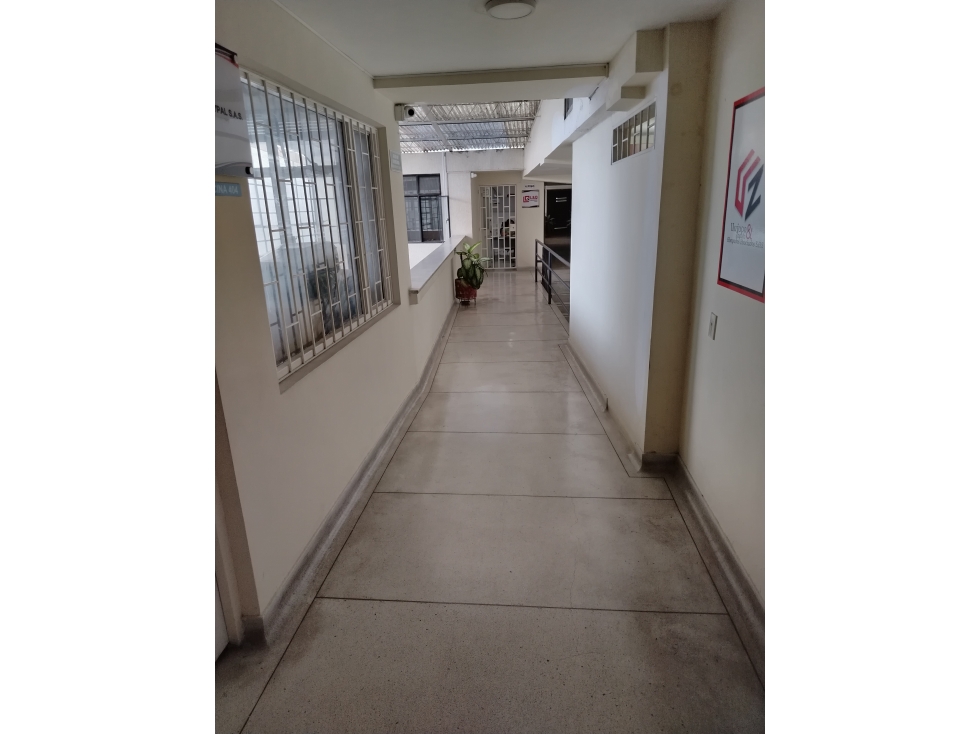VENDO OFICINA 4 PISO CON BALCON , SECTOR CENTRO, ASCENSOR PROYECTADO - 3