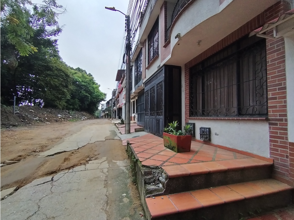 VENDO CASA DE 2 PISOS SECTOR VARSOVIA CERCA A LA CALLE 60 — foto 2