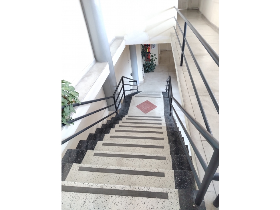 VENDO OFICINA 4 PISO CON BALCON , SECTOR CENTRO, ASCENSOR PROYECTADO - 6