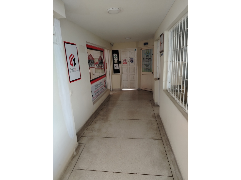 VENDO OFICINA 4 PISO CON BALCON , SECTOR CENTRO, ASCENSOR PROYECTADO - 4
