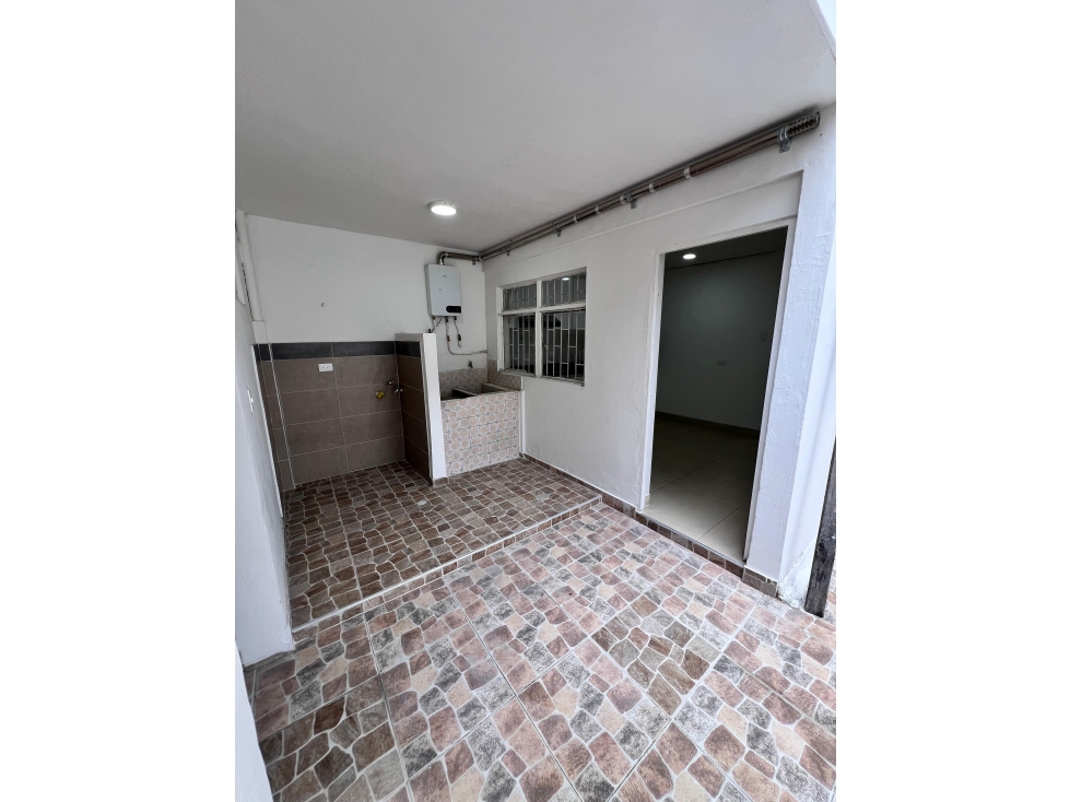 VENDO CASA MEDIANERA EN BARRIO CARMENZA ROCHA — foto 4