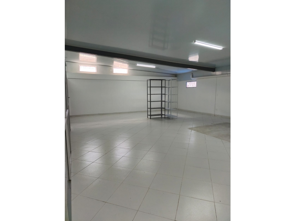 VENDO AMPLIO LOCAL - BODEGA UBICADO EN CRA 5 CALLE 19 - 2