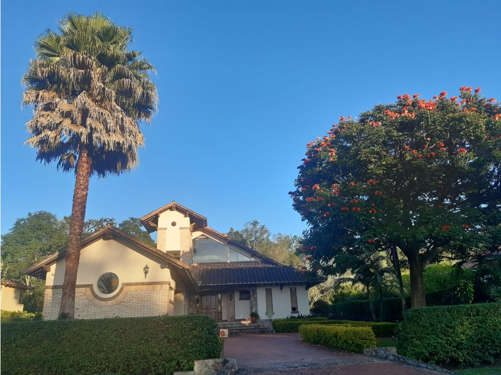 F0299 Vendo! Finca con excelentes espacios y acabados en Llanogrande
