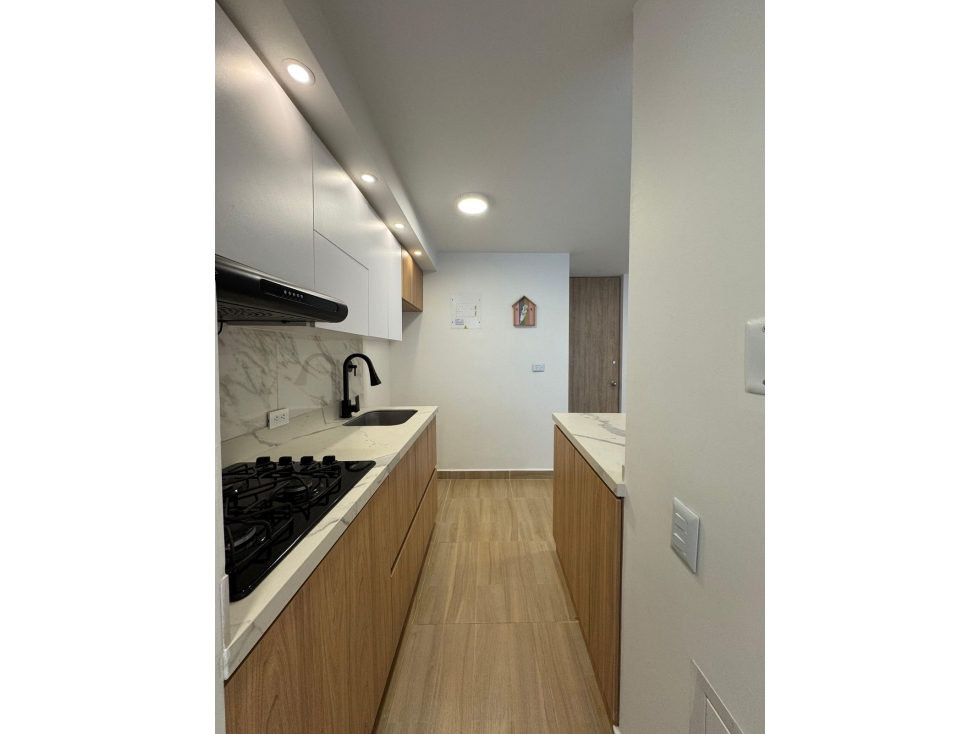 A0531. Vendo! Apartamento con acabados modernos en El Retiro — foto 2